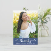 Blauw Afstuderen Foto Modern Elegant Script Heest Bedankkaart (Staand voorkant)