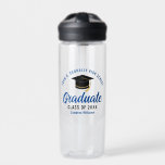 Blauw Afstuderen gepersonaliseerd Afstuderen cadea Waterfles<br><div class="desc">Deze moderne blauw en zwart aangepaste senior afstuderen water fles is voorzien van uw middelbare school of college naam voor de klas van 2025. Pas je aan met je afstudeerjaar onder het chique handgeschreven script en zwart afstudeerder pet voor een geweldig gepersonaliseerd afstudeerfeest gunstgeschenk.</div>