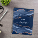 Blauw agaat marmer roos gouden naamschrift 2024 planner<br><div class="desc">Een donkerblauw en goudblauw roos,  marmerbare steendruk als achtergrond Personaliseer en voeg jouw naam toe. De naam wordt geschreven met een modern handgeschreven stijlmanuscript met letters.</div>