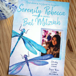 Blauw, Aqua Dragonfly Bat Mitzvah Kaart<br><div class="desc">Nodig uw bat mitzvah-gasten uit met duizelende turquoise en blauwe libellen. Aquamarine en blauwe getextureerde achtergrond met glitter Star van David op de achterkant ziet er prachtig uit met corresponderende rsvp-kaarten,  enveloppen,  labels en stickers. Breng deze griezelige turquoise en blauwe libellen eenvoudig over naar andere kaarten en geschenken.</div>