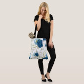 Blauw Aquarel Bloemendessin Tote Bag (Op model)