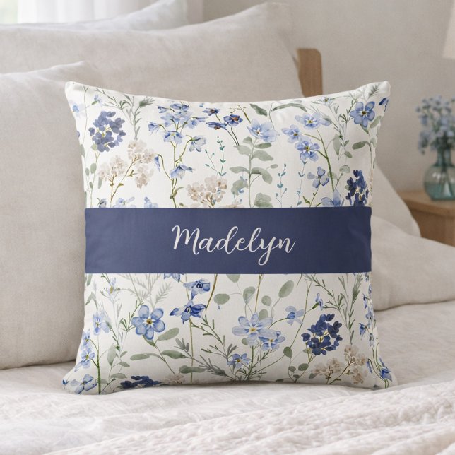 Blauw Aquarel Wilde Bloem Monogram Naam Kussen (Creator heeft geüpload)