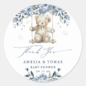 Blauw berenknuffel schommel baby shower bedankt ronde sticker (Voorkant)