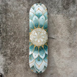 Blauw Blauwgroen Goud Bloemen Mandala Persoonlijk Skateboard<br><div class="desc">Rijd in stijl met ons Blauwgroen & Gold Floral Mandala Skateboard. Dit prachtige skateboard heeft een levendig en ingewikkeld bloemenmandala-ontwerp in opvallend blauwgroen en goud, en voegt een vleugje elegantie en persoonlijke flair toe aan uw schaatsavonturen. Het is niet alleen een skateboard; het is een statement of style dat opvalt...</div>