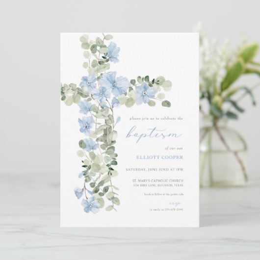 Blauw Bloemen Kruis Jongen Doop Uitnodiging (Staand voorkant)