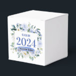 Blauw Bloemen Roos Afstuderen Jaar Bedankdoosjes<br><div class="desc">Deze afstuderen gunst box heeft blauw-witte waterverf bloemblaadjes op de voorkant met een plek om een afstuderen jaar toe te voegen. De voorkant heeft een plek om te personaliseren met een naam over een waterverf swash. Er is een faux gold confetti accent in de buurt van de naam.</div>