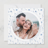 Blauw bloemenkrans Save the Date fotouitnodiging (Achterkant)