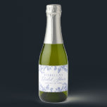 Blauw bloemig Vrijgezellenfeest mini wijnflesetike Sparkling Wijnetiket<br><div class="desc">Blauw Bloemen Vrijgezellenfeest mini wijnflesjes labels, iets blauw voordat ik Vrijgezellenfeest</div>