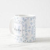 Blauw bloemmonogram gepersonaliseerd koffiemok (Voorkant links)