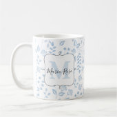 Blauw bloemmonogram gepersonaliseerd koffiemok (Links)