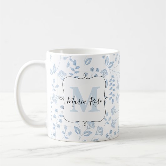 Blauw bloemmonogram gepersonaliseerd koffiemok (Links)