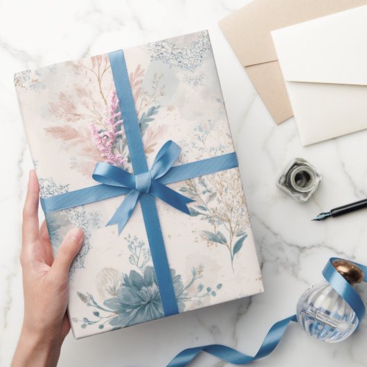 Blauw bloemmotief cadeaupapier uit het verleden (Geschenken)