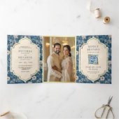 Blauw bloemmotief QR-code Indiase trouwdag Vintage Drieluik Uitnodiging (Binnen)
