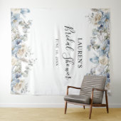 Blauw bloemstuk bruiloftsshower fotocabine achter wandkleed (In Situ (horizontaal))