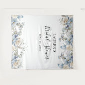 Blauw bloemstuk bruiloftsshower fotocabine achter wandkleed (Voorkant (horizontaal))