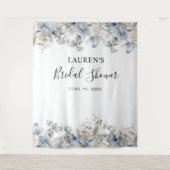 Blauw bloemstuk bruiloftsshower fotocabine achter wandkleed (Voorkant)