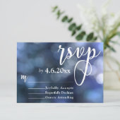 Blauw Bokeh Licht & Typografie 32 Bruiloft RSVP (Staand voorkant)