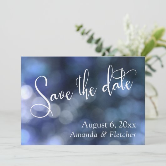 Blauw Bokeh, Moderne Calligrafie voor Opslagberich Save The Date (Staand voorkant)