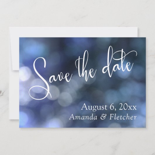 Blauw Bokeh, Moderne Save the Date Calligrafie (Voorkant)
