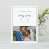  Blauw Boog Mr. & Mrs. Foto Vlak Huwelijk Bedankkaart (Staand voorkant)