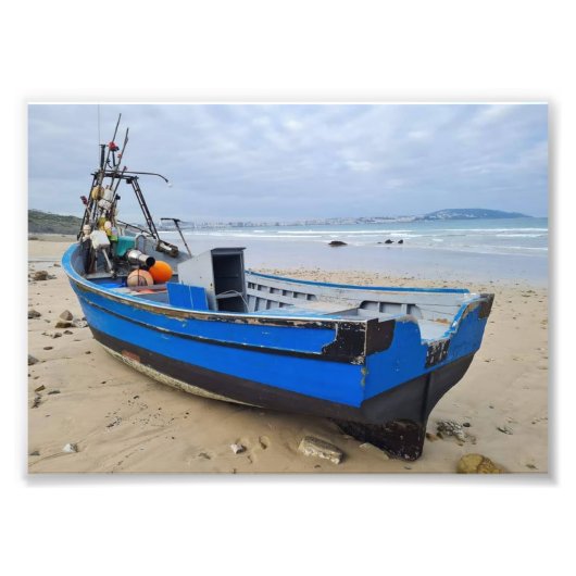 Blauw Boot op een rustig Strand ⛱️ 💙 Foto Afdruk (Voorkant)