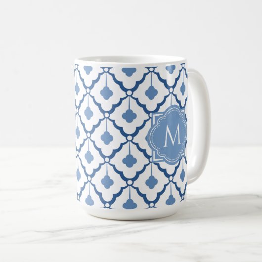 Blauw Chinees keramisch patroon met monogram Koffiemok (Voorkant rechts)