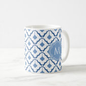 Blauw Chinees keramisch patroon met monogram Koffiemok (Voorkant rechts)