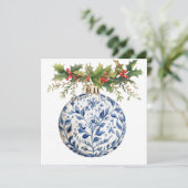 Blauw Chinoisserie Balornament met Groene Hulst Feestdagenkaart (Staand voorkant)