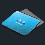 Blauw cyaan gradiënt geometrisch maaspatroon Monog Laptop Sleeve<br><div class="desc">Monogram personaliseer met uw douane initiaal en naam. Driehoekgeometrische maas met licht donkerblauwe ombre-gradiënt. patroon,  ombre,  mesh,  driehoeken,  geometrie,  geometrie,  gradiënt,  cool,  driehoek,  helder,  blauw,  cyaan</div>