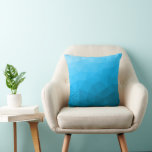 Blauw cyaan turquoise geometrisch maaspatroon kussen<br><div class="desc">Koel licht donker ombre gradiënt geometrische mesh patroon kussen home decor voor moderne kamers. Driehoek geometrisch gaas met licht donkerblauw turquoise ombre gradiënt.</div>