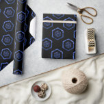Blauw D20-patroon | RPG Fantasy Tabletop Gamer Dic Cadeaupapier<br><div class="desc">GEEK CHIC GAMER! Novelty RPG pakpapier is ook ideaal voor epheera diy meubelontage, of huisdecor doe-het-zelf projecten. Het is GAME ON, dus kies je voor je wapen- en rolinitiatief! Het ontwerp is ideaal voor elke oude speelpenpen/potlood en papier (PnP) fantasy rollspeler en biedt een naadloos patroon van 20-zijdedice van polyhedral...</div>