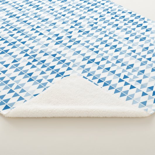 blauw driehoekspatroon sherpa deken (3/4)
