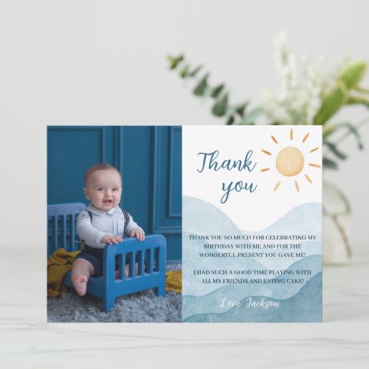 Blauw eerste reis rond zon dank u kaart verjaardag (Staand voorkant)