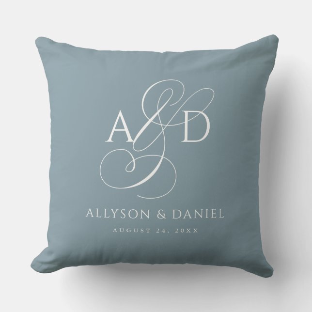 Blauw Elegant Initiaal Script Monogram Bruiloft Kussen (Voorkant)
