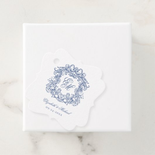 Blauw Elegant Script Monogram Crest Wedding Bedankjes Labels (In situ)