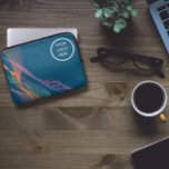 Blauw elegante kleurrijke golvende logo laptop sleeve<br><div class="desc">Blauwe, elegante en kleurrijke, golvende laptophoes, ideaal voor het toevoegen van een vleugje sophisticatie en stijl aan uw technische accessoires. Dit opvallende sleeve heeft een prachtig golvend ontwerp in een mix van blauw en andere elegante kleuren, waardoor het een visueel aantrekkelijk en beschermend accessoire voor uw laptop is. Deze laptophoes...</div>