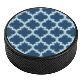 Blauw en Baby Blauw Trellis, Lattice, Quatrefoil Hockey Puck