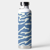 Blauw en crème Modern Abstract Wavy Lines Patroon Waterfles (Rechts)