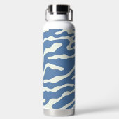 Blauw en crème Modern Abstract Wavy Lines Patroon Waterfles (Achterkant)