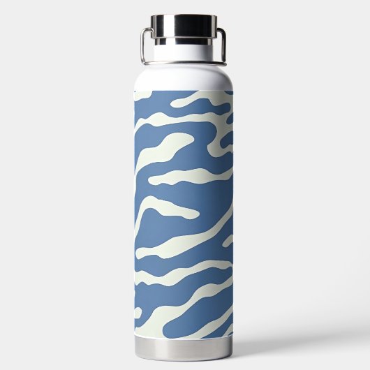 Blauw en crème Modern Abstract Wavy Lines Patroon Waterfles (Achterkant)