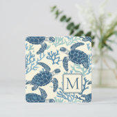 Blauw en Crème Zee Schildpadden Monogram (Staand voorkant)
