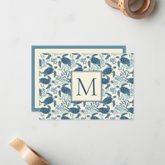 Blauw en crème Zee Turtle Monogram Notitiekaartje (Voorkant / Achterkant in situ)
