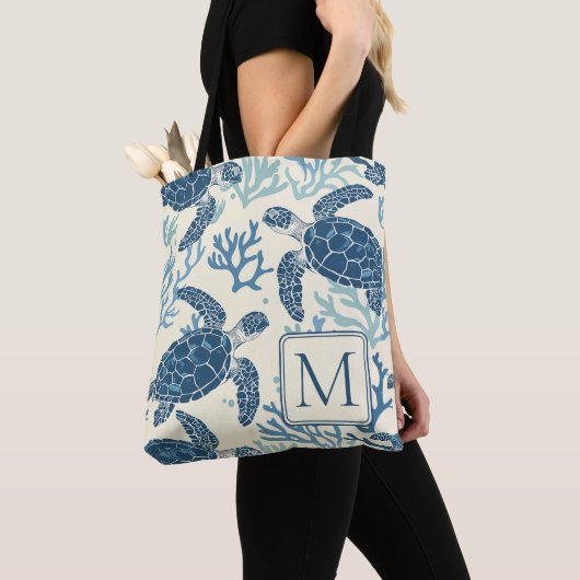 Blauw en crème Zee Turtles Monogram Tote Bag (Dichtbij)