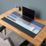 Blauw en donkergrijs strepenpatroon bureaumat<br><div class="desc">Voeg een strakke en moderne touch toe aan uw werkruimte met de Blue en Dark Grey Stripes Pattern Desk Mat. Met een stijlvolle mix van blauwe en donkergrijze strepen, biedt deze mat een glad oppervlak voor uw toetsenbord en muis terwijl u uw bureauopstelling verbetert. Perfect voor thuiskantoren, gamestations of als...</div>
