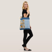 blauw en geel bloemige halve mix tote bag (Op model)