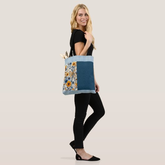 blauw en geel bloemige halve mix tote bag (Op model)