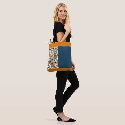 blauw en geel bloemige halve mix tote bag (Op model)