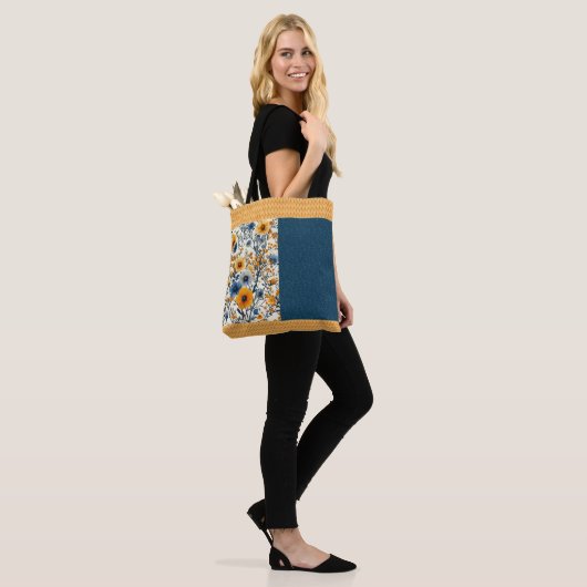 blauw en geel bloemige halve mix tote bag (Op model)