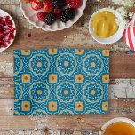Blauw en geel Elegant Boho Geometric Pattern Theedoek<br><div class="desc">Deze boeiende keukenhanddoek is een waar genot voor je ogen. Het ingewikkelde patroon van geometrische vormen in een harmonieuze mix van blauwe en gele creëer een prachtig decoratief patroon. Verhoog direct uw keukeninrichting met dit elegante en stijlvolle accessoire. Voeg een vleugje verfijning toe aan uw culinaire ruimte en dompel uzelf...</div>