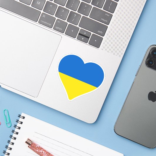 Blauw en geel hart, Oekraïense vlag kleuren Sticker (Laptop met iPhone)